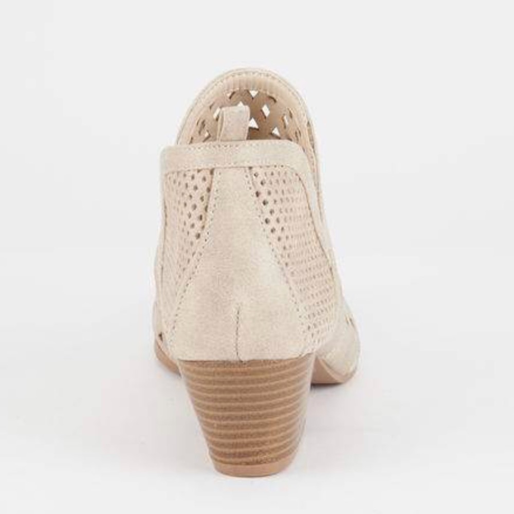 ❤HP❤️️Ladies pointed toe low chunky heels booties. - Picture 6 of 7